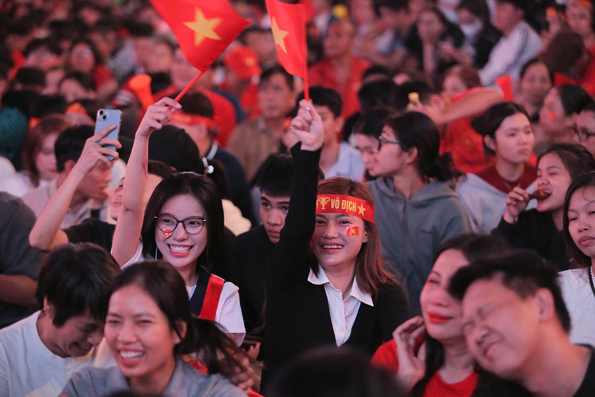 베트남 축구 국가대표를 응원하고 있는 베트남 청년들