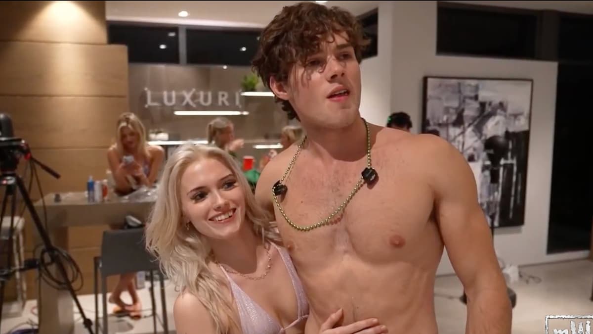 인플루언서로써 화려한 삶을 살아가고 있는 클라비큘러