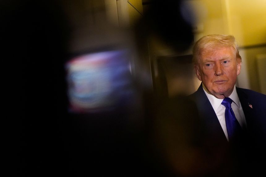 트럼프는 피닉스 무대에서 첫 파일 공개가 "very, very soon" 이뤄질 것이라고 말했습니다