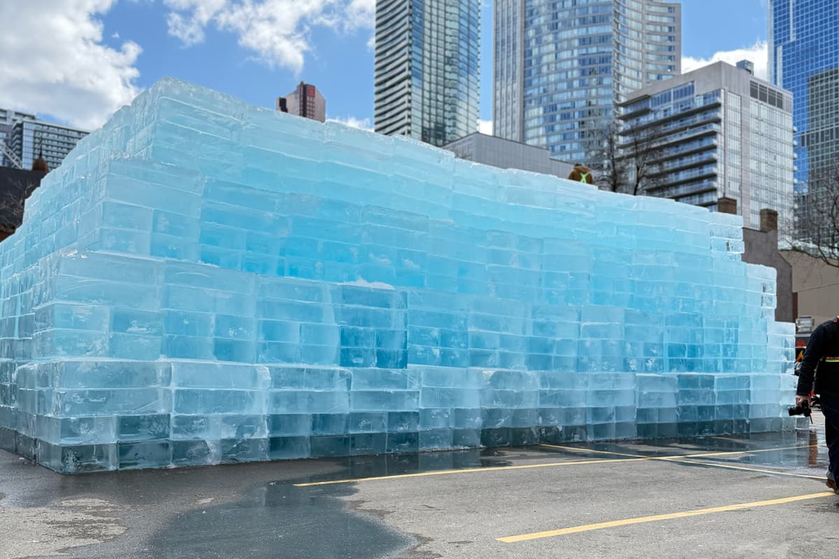 팬 수백 명을 토론토 본드 호텔 주차장으로 불러모은 드레이크의 얼음 피라미드