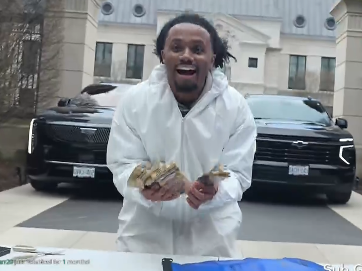 Kishka가 드레이크 저택 앞에서 받은 100달러 지폐 뭉치들 (출처: TMZ)