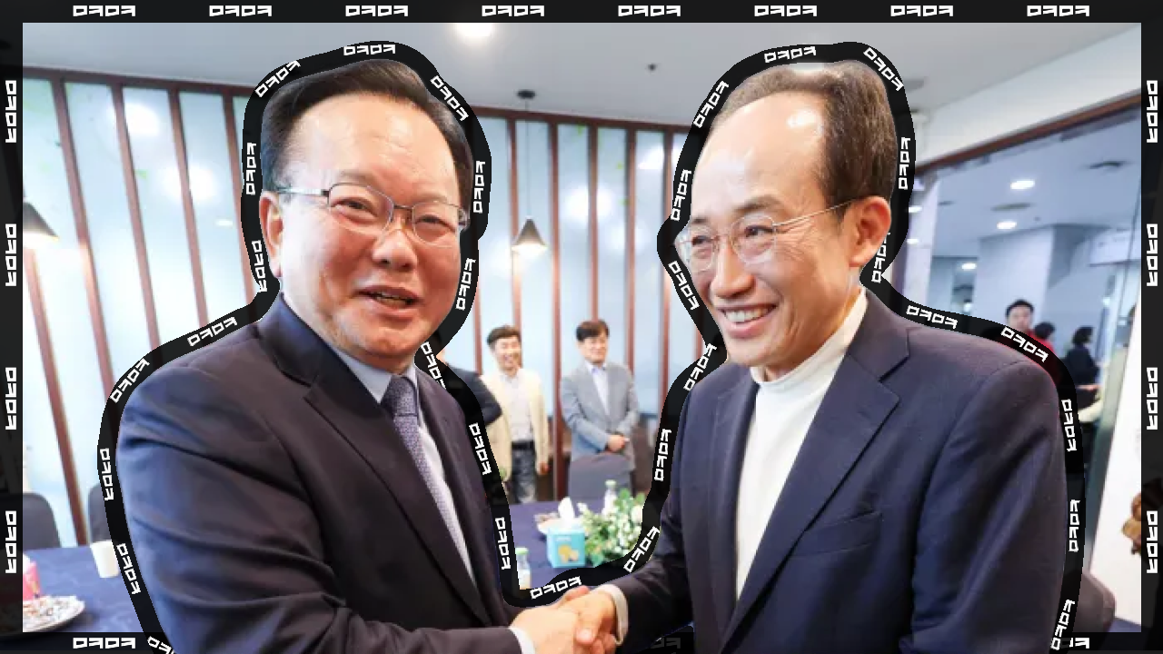 서로 악수를 하고 있는 대구시장 출마자들