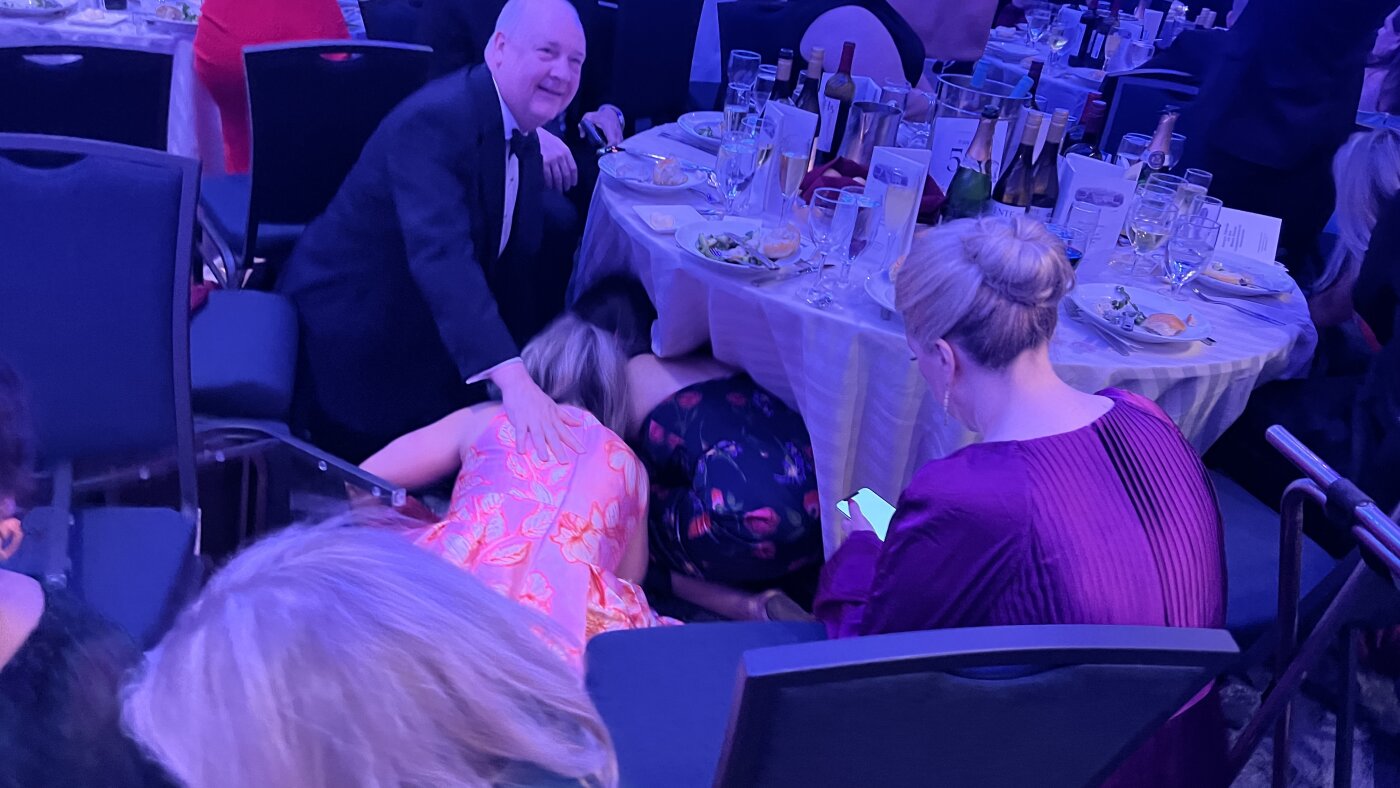 식탁 아래로 몸을 숨긴 만찬 참석자들