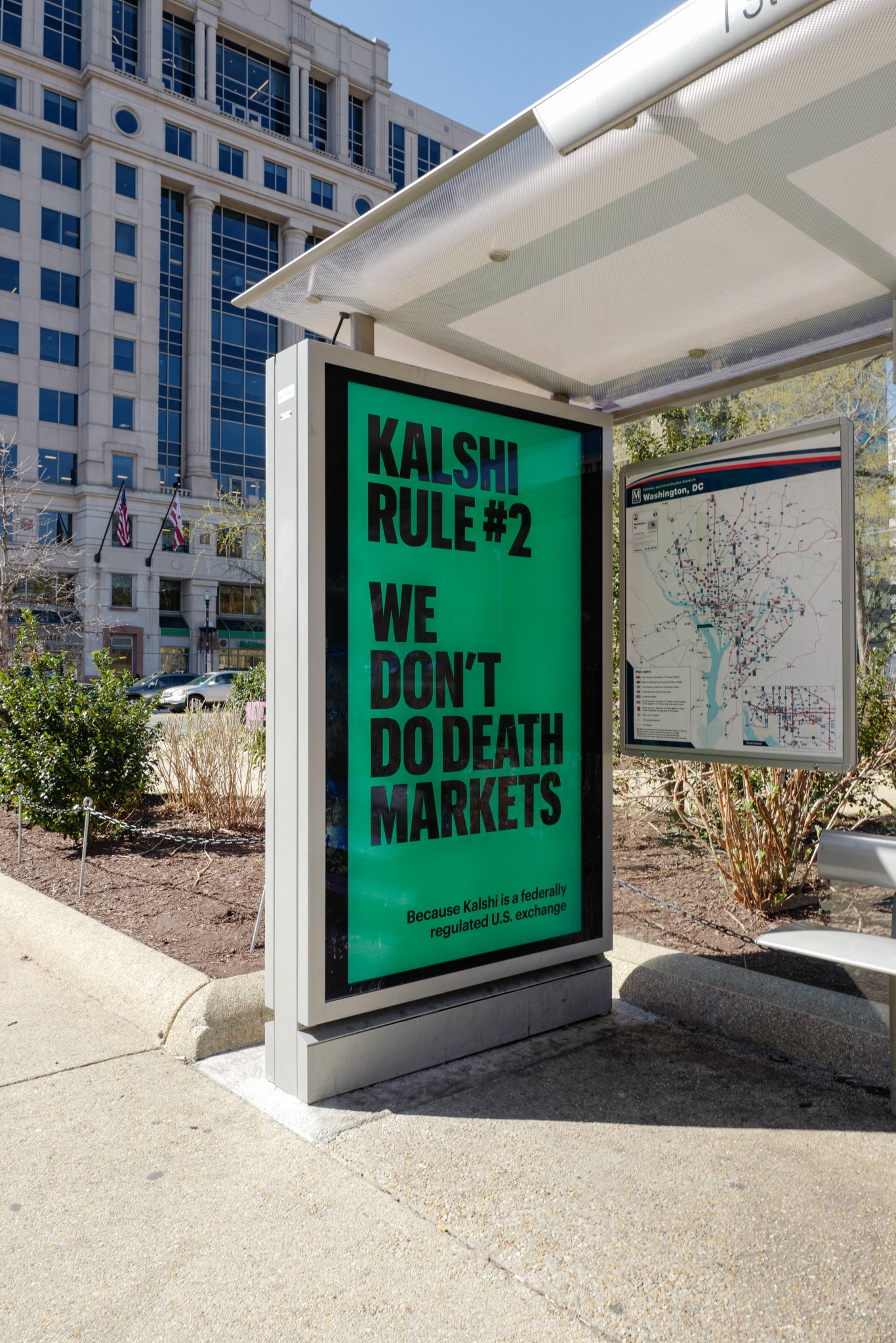 칼시의 Rule #2 'We Don't Do Death Markets' 옥외 광고가 게재된 워싱턴 D.C. 버스 정류장
