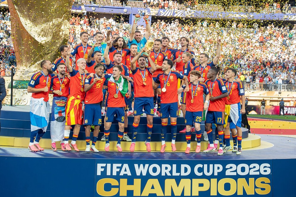 "FIFA WORLD CUP 2026 CHAMPIONS". 포디움 위에서 트로피를 든 스페인 선수단